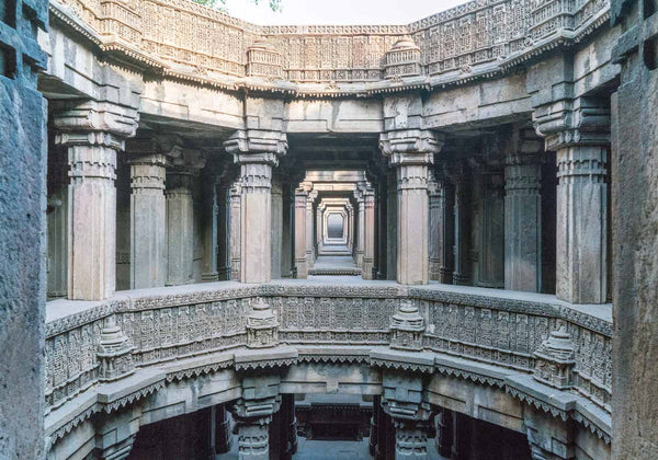 Carved Balconies and Corridor at the Dada Hari Vav