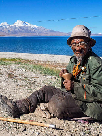 Photo of an old man at Lake Sarovar, Tibet, detail
